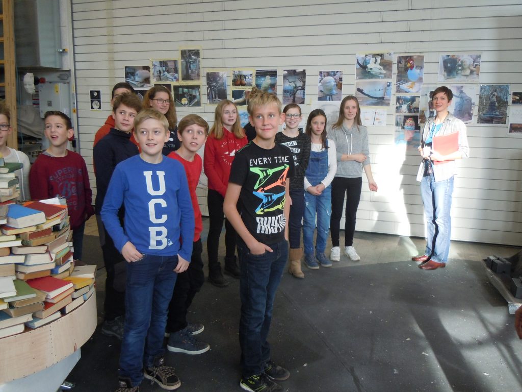 Studieren des 3D-Modells des Theaters