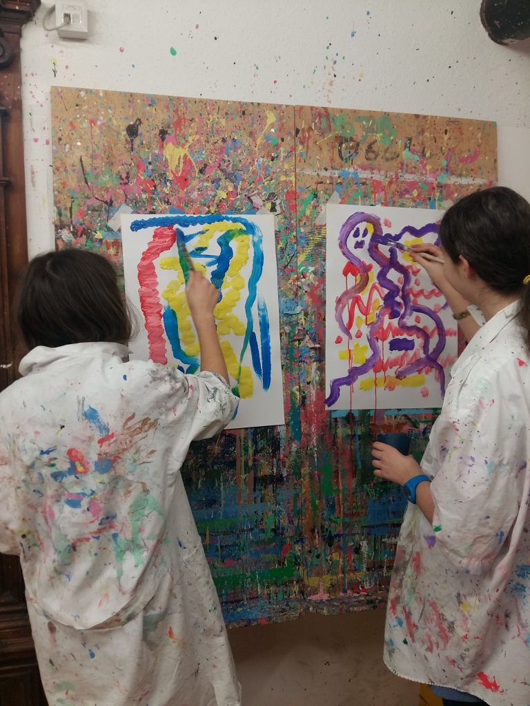 Schülerinnen beim Malen