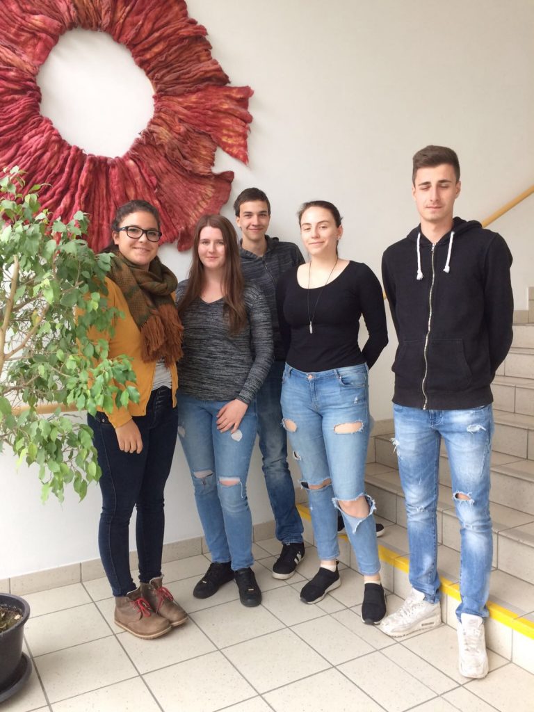 Lena Wagner mit den Schülerinnen der 8.Klassen Spanisch