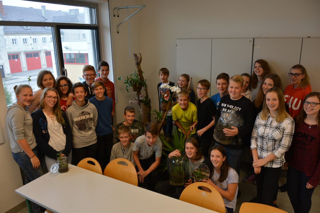 Schüler der 4D mit ihren Pflanzungen