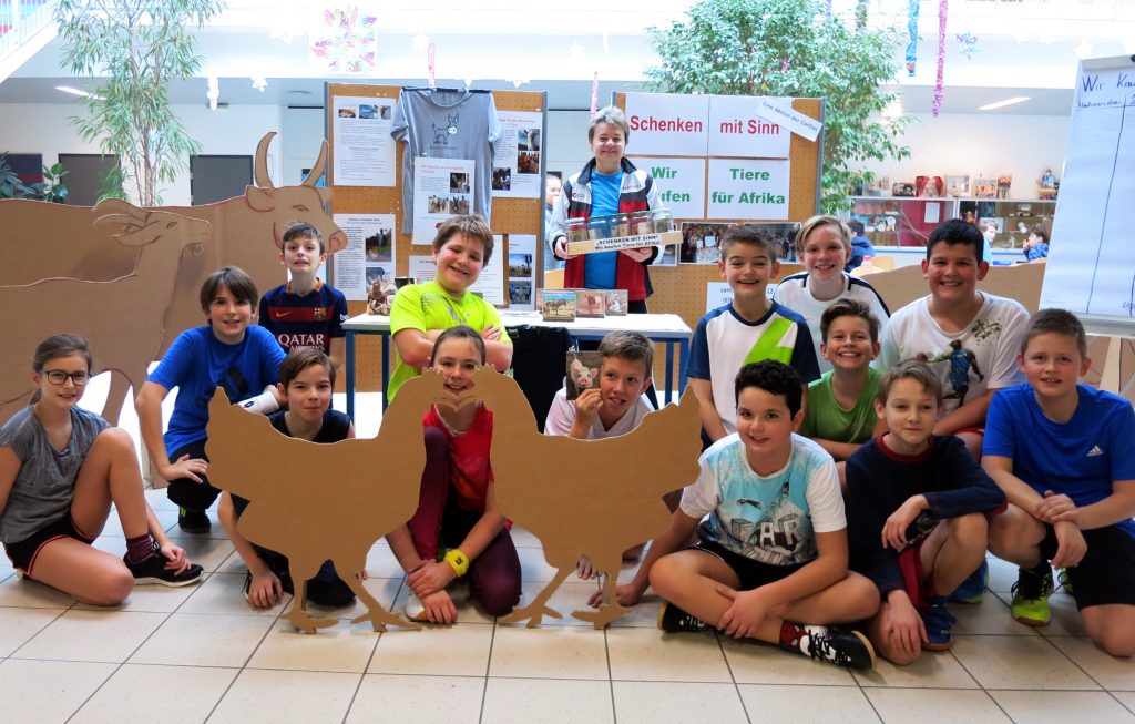 Schülerinnen und Schüler spenden in der Pause