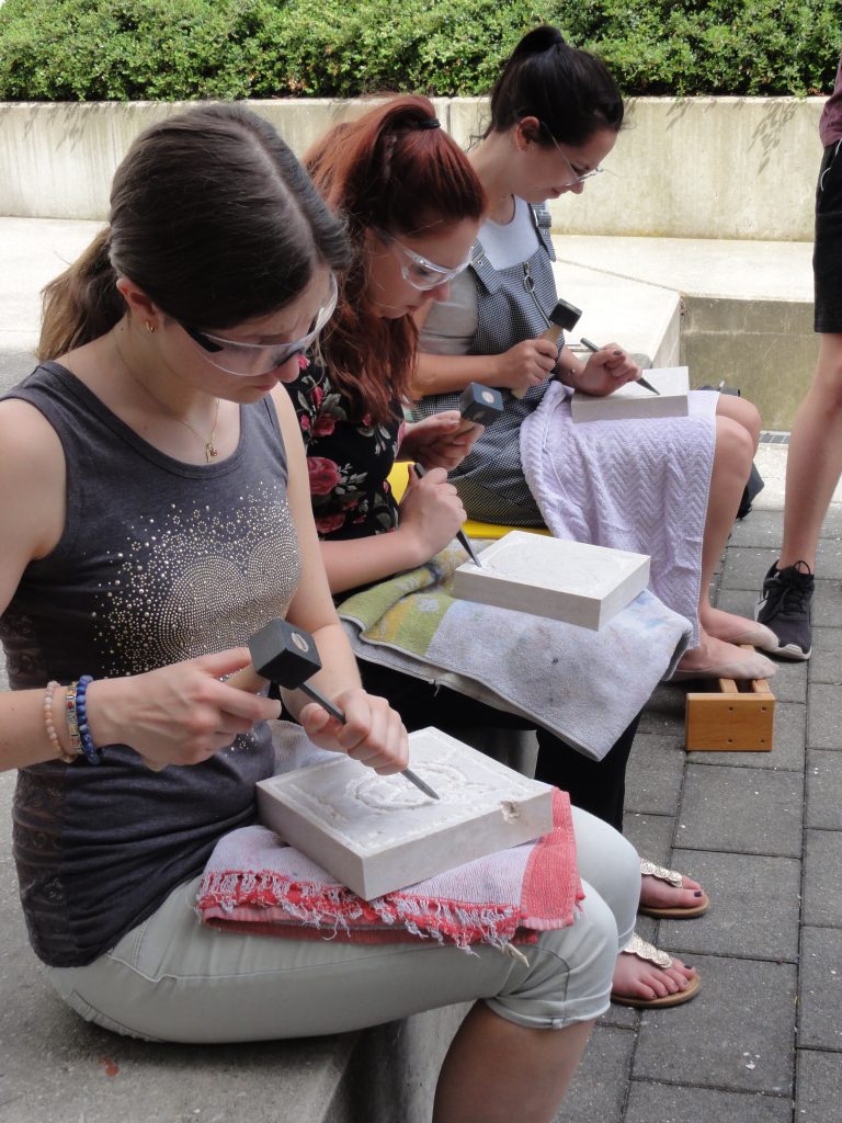Steinbearbeitung im Innenhof