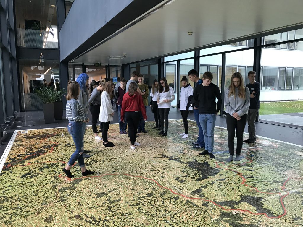 Schüler beim Arbeiten am Satellitenbild