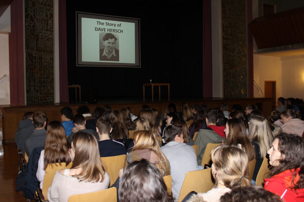 Schülerinnen und Schüler der Oberstufe hören gespannt zu