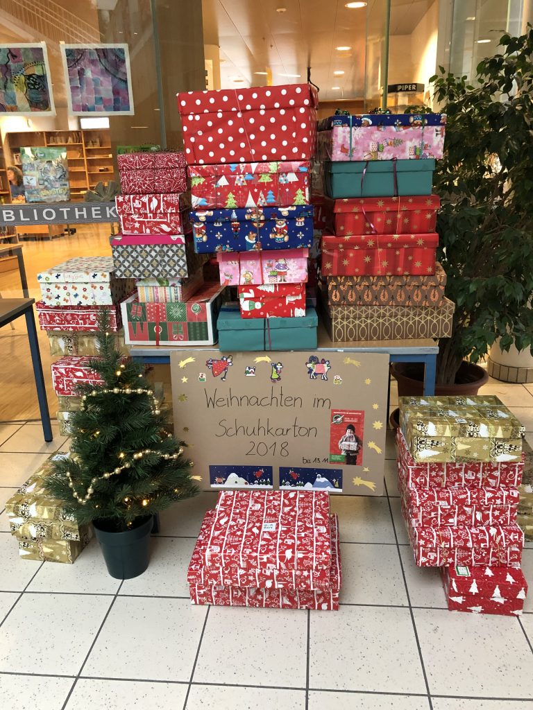 Gabentisch in der Aula