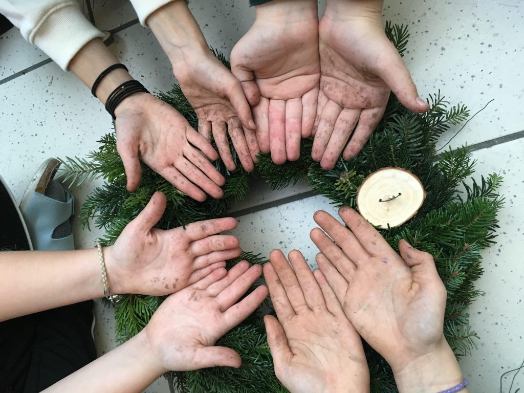 schmutzige Hände voller Harz zeigen den vollen Einsatz