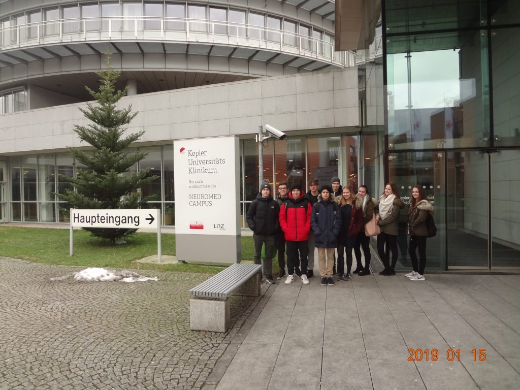 Die Dienstags-Gruppe vor dem Haupteingang