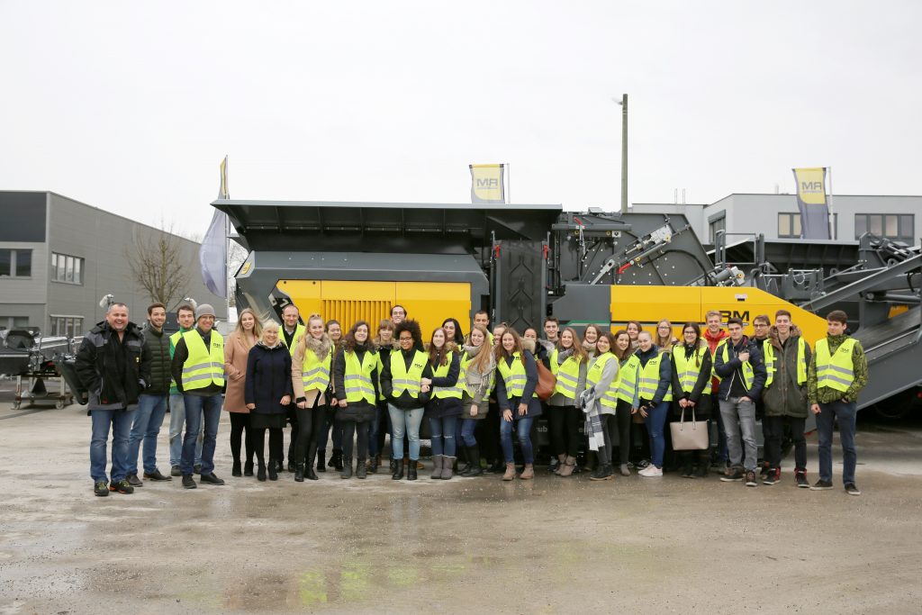 Gruppenfoto vor einem Brecher