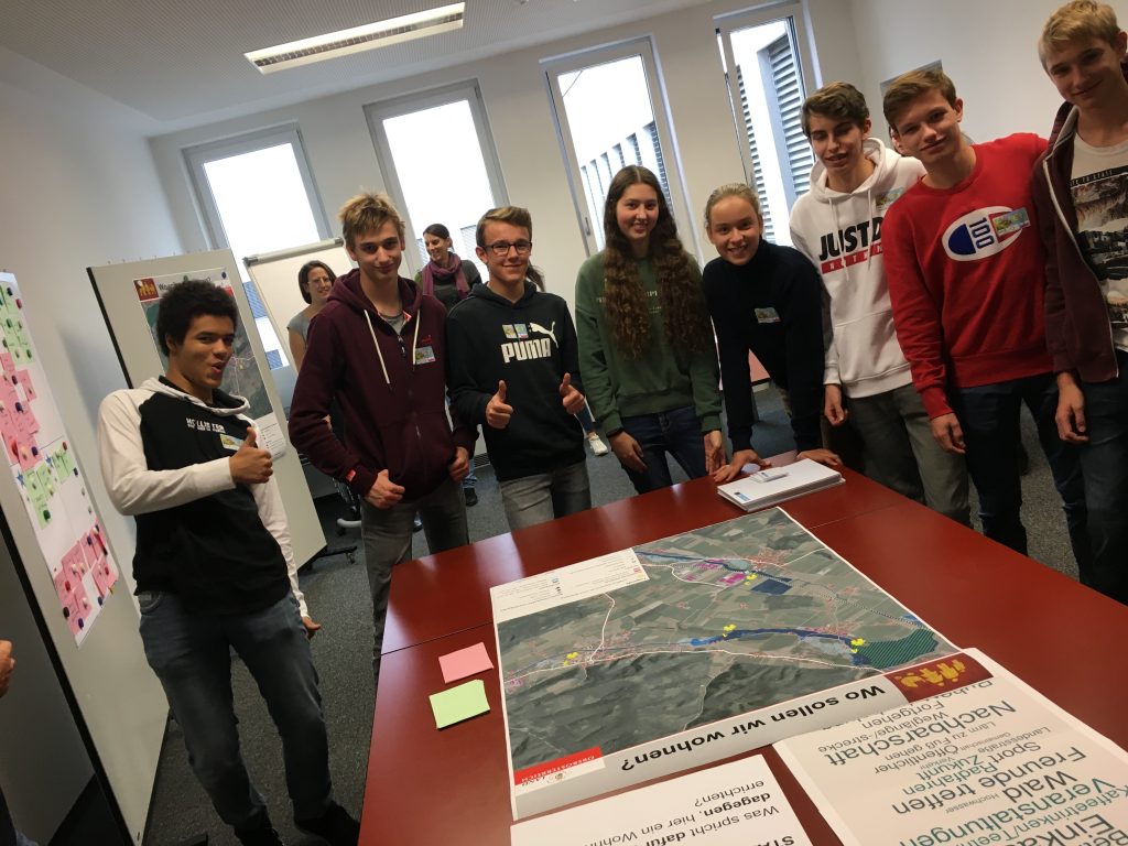 Die SchülerInnen bei einem Workshop