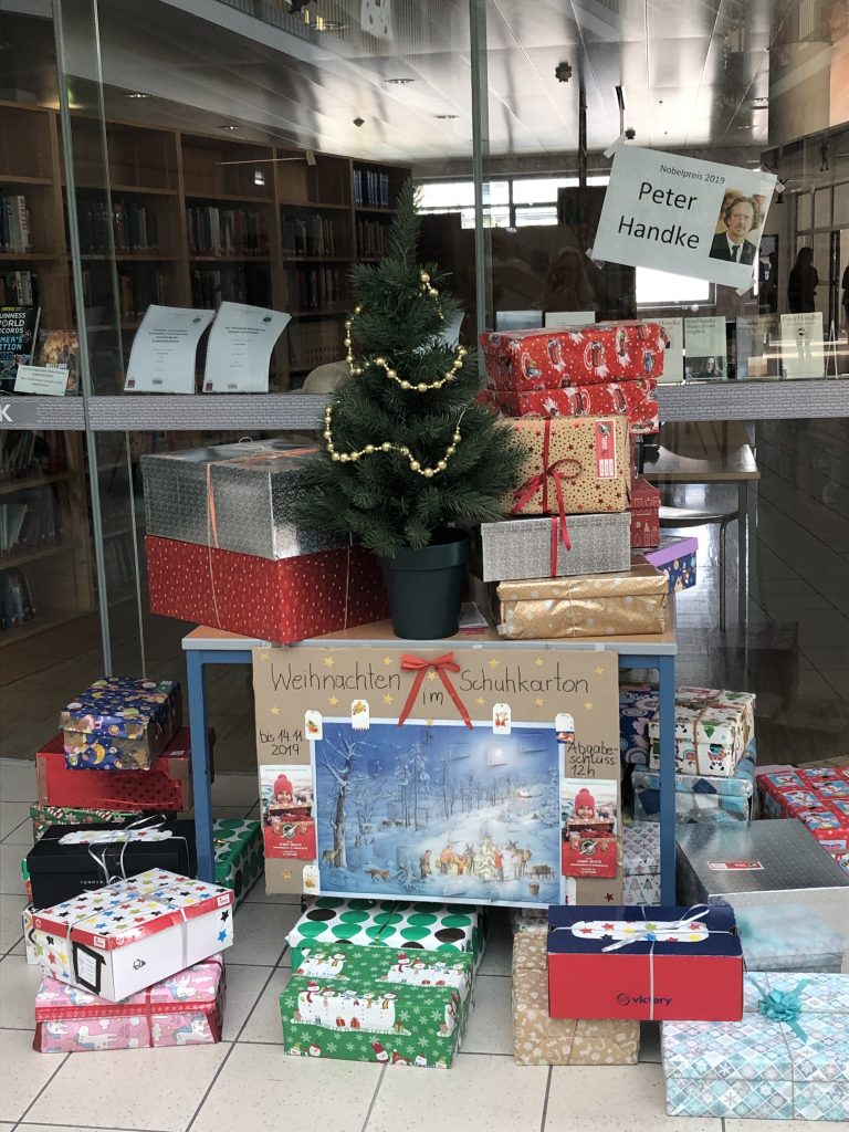 Packerl-Sammelstation vor der Bibliothek