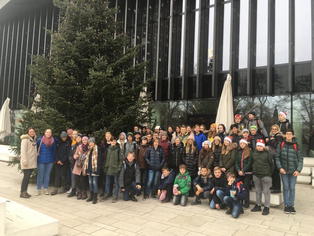 3A, 3B vor dem Musiktheater Linz