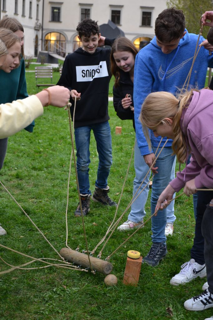 Trotz 10 Seilen an einem Strang ziehen und die Kugel um die Hindernisse manövrieren