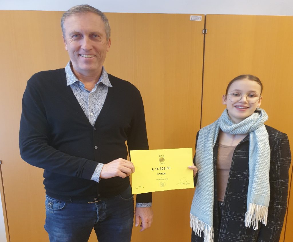 Dr. Dietl mit Anna S. bei der Spendenübergabe